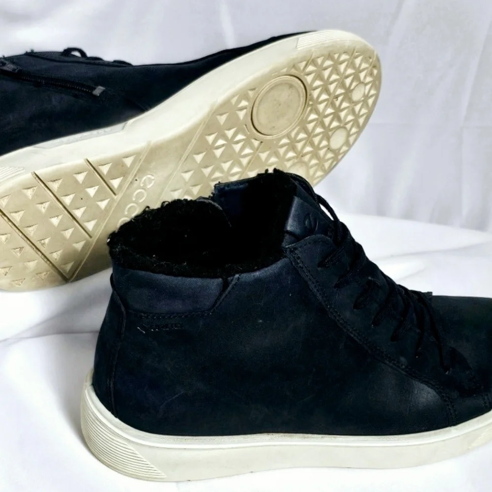 Size 38 Navy Ecco Tray Tech Sneaker